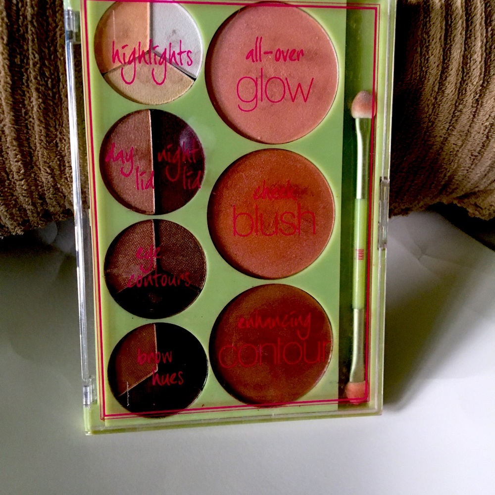 Pixi Aspy N OVard Glow-y powder and Pixi palette Rosy Radiance